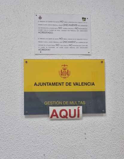 Carte en el pasaje de entrada de la oficina de pago de multas