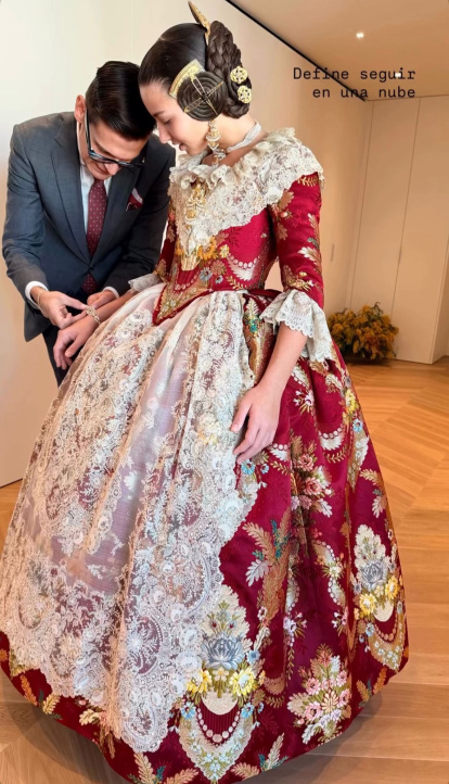 Trinidad Ferrer Roig, nieta de Juan Roig, con el indumentarista de 1700