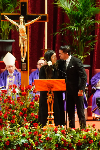 Liliana Sáenz junto a su hermano Fidel durante su discurso en nombre de las familias de las 45 víctimas de Ademuz en la misa funeral de Huelva.