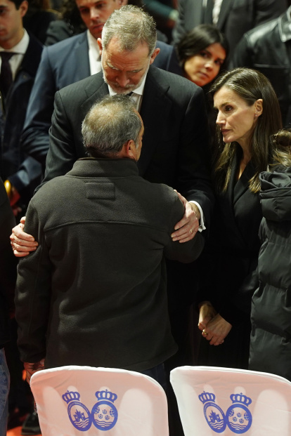 Los reyes Felipe y Letizia hablan con uno de los familiares de las víctimas del accidente de Adamuz durante la misa funeral en Huelva.