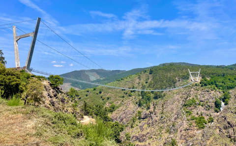 El imponente puente 516 Arouca suspendido sobre el valle del Paiva.