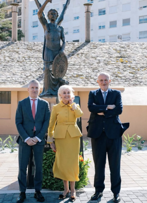 Juan Roig, presidente de Mercadona, Hortensia Herrero y Fernando Grande-Marlaska, ante la escultura del Ángel Custodio