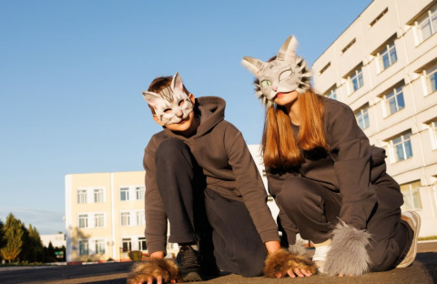 Pareja con máscaras de gato