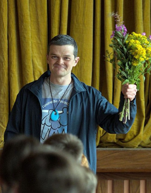 Robert Aramayo como John Davidson