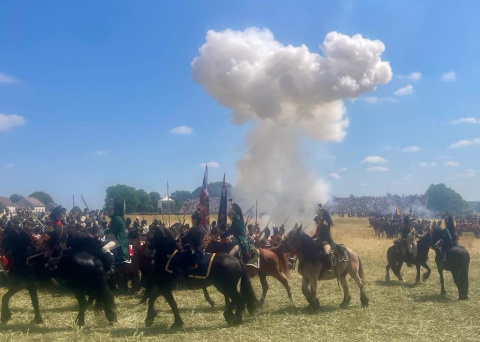 En Waterloo, el campo se cubre de historia con cada estallido.