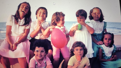 Sonsoles Ónega y su hermana Cristina, al fondo a la derecha abajo y arriba respectivamente, cuando eran solo unas niñas.