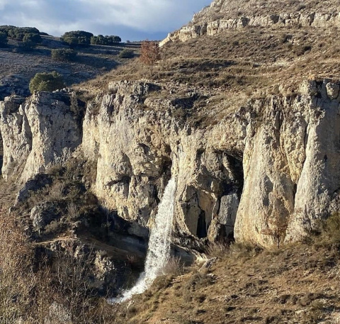 Surgencia kárstica de Yeguamea brotando de la roca tras lluvias.