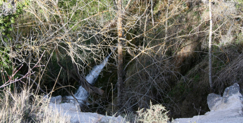 Cascada de Rojas en desfiladero camino del santuario de Santa Casilda.
