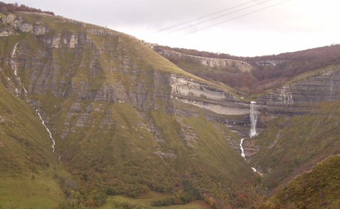 Salto del río San Miguel en el valle de Angulo.