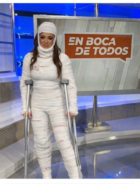 Sarah Santaolalla cubierta de vendas
