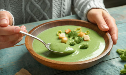 Persona comiendo sopa