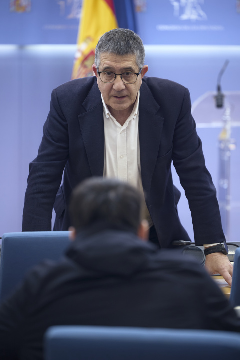 El portavoz del PSOE en el Congreso, Patxi López, se encara con Vito Quiles en la sala de prensa del Congreso.

Jesús Hellín / Europa Press
24/3/2026