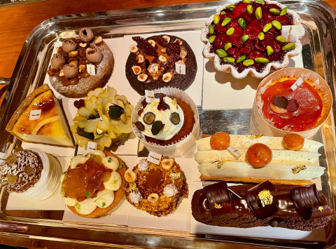 Postres de autor que convierten la pastelería del Brach en alta repostería.