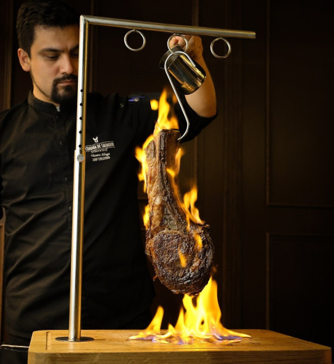 El Tomahawk Flame, carne al fuego en manos de su chef.