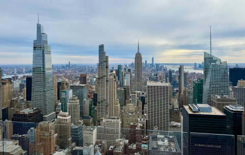 Vistas desde Top of the Rock: Empire y SUMMIT en primer plano; al fondo, Manhattan y la Estatua de la Libertad.