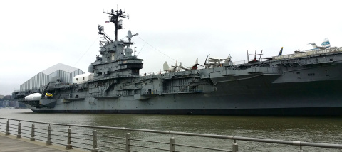 Historia naval y espacial sobre el Hudson a bordo del Intrepid.