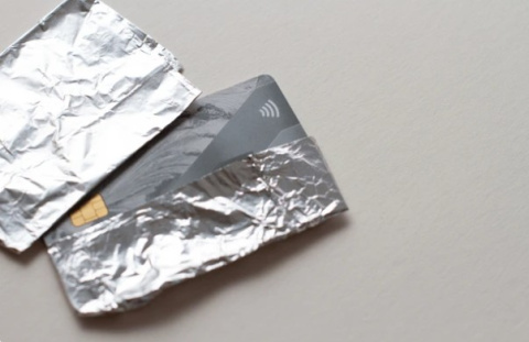 Tarjetas envueltas en papel de aluminio