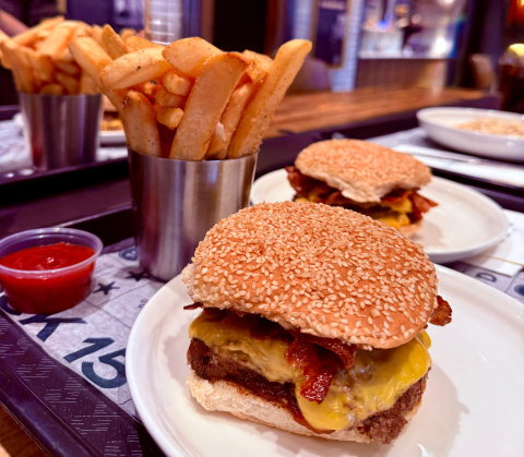 Hamburguesa con patatas en Track 15, sabor informal con sello local.