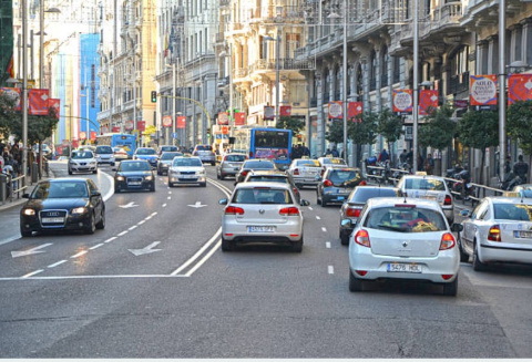 Coches en una calle de Madrid