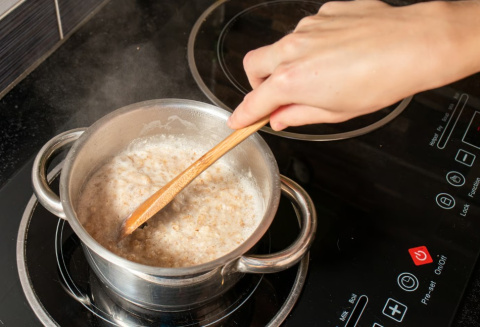 Remover el arroz