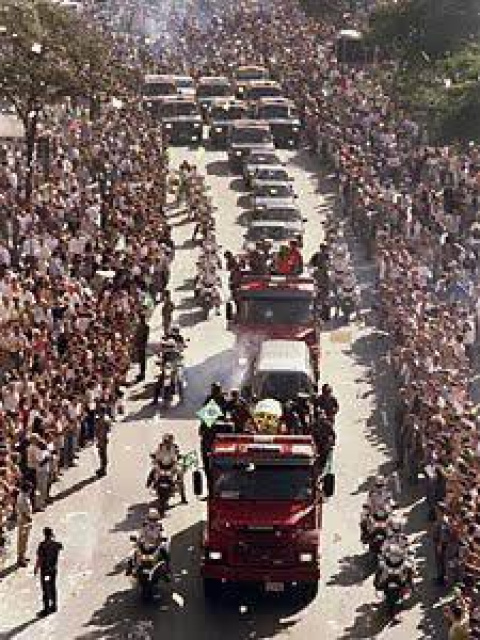 El féretro de Senna por las calles de Sao Paulo el 3 de mayo de 1994