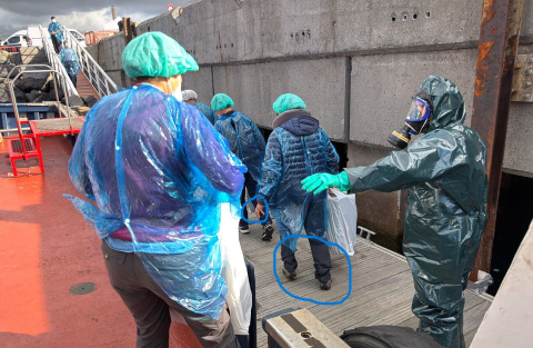Evacuados del crucero con hantavirus sin los guantes