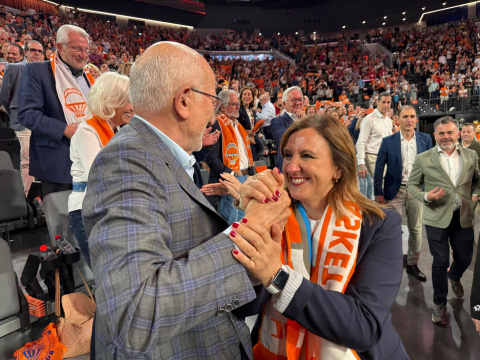 Juan Roig celebra la Liga F Endesa del Valencia Basket Femenino con María José Catalá