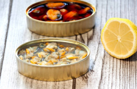 Latas de mejillones y berberechos