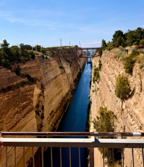 El Canal de Corinto, puerta simbólica hacia el Peloponeso.