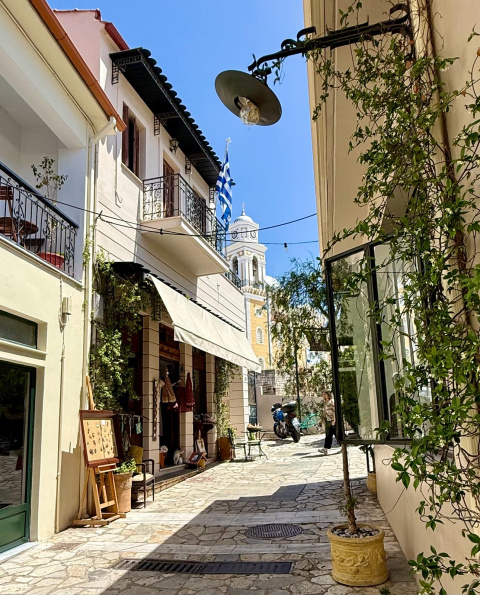 Kalamata mezcla tradición, calles empedradas y esencia mediterránea.