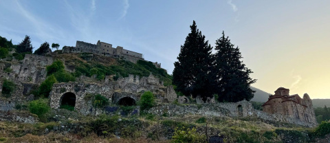 Mystras revive la grandeza bizantina entre cipreses y ruinas medievales.