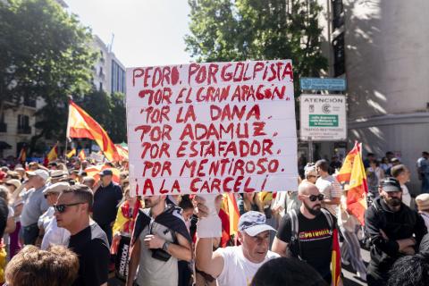 Un manifestante con una pancarta contra Sánchez