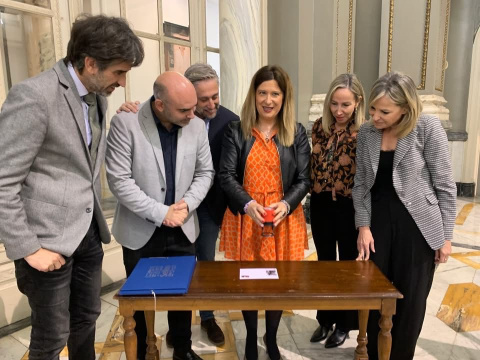 Leire Díez presenta el sello de Nino Bravo en el Ayuntamiento de Valencia