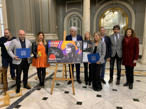 Leire Díez presenta el sello de Nino Bravo en el Ayuntamiento de Valencia