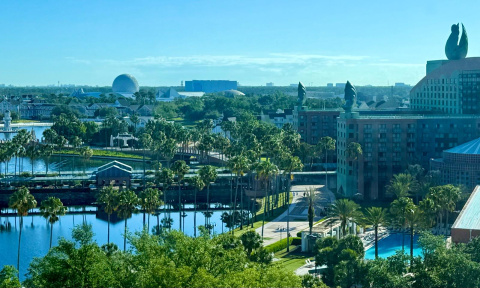 Desde el Walt Disney World Swan Reserve, la icónica esfera de EPCOT domina el horizonte.