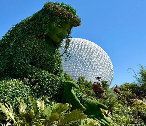 La esfera geodésica da la bienvenida a un viaje único.