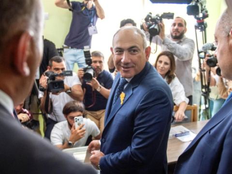 Nikol Pashinián votando