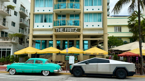 Un clásico y un Cybertruck resumen el espíritu cambiante de Miami.
