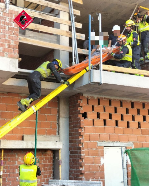 Operación de rescate del trabajador herido.
