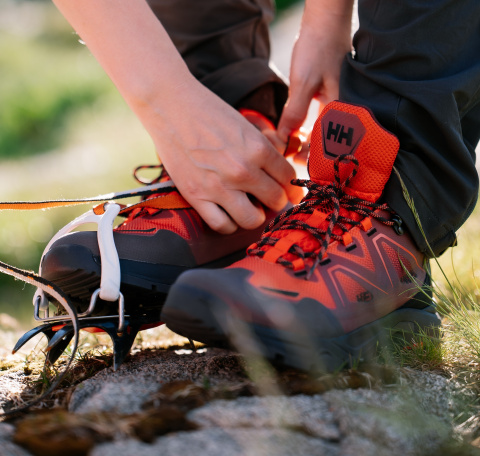 Los crampones proporcionan agarre sobre nieve dura y hielo.