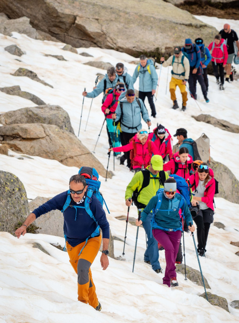 La nieve impone nuevas reglas al camino.