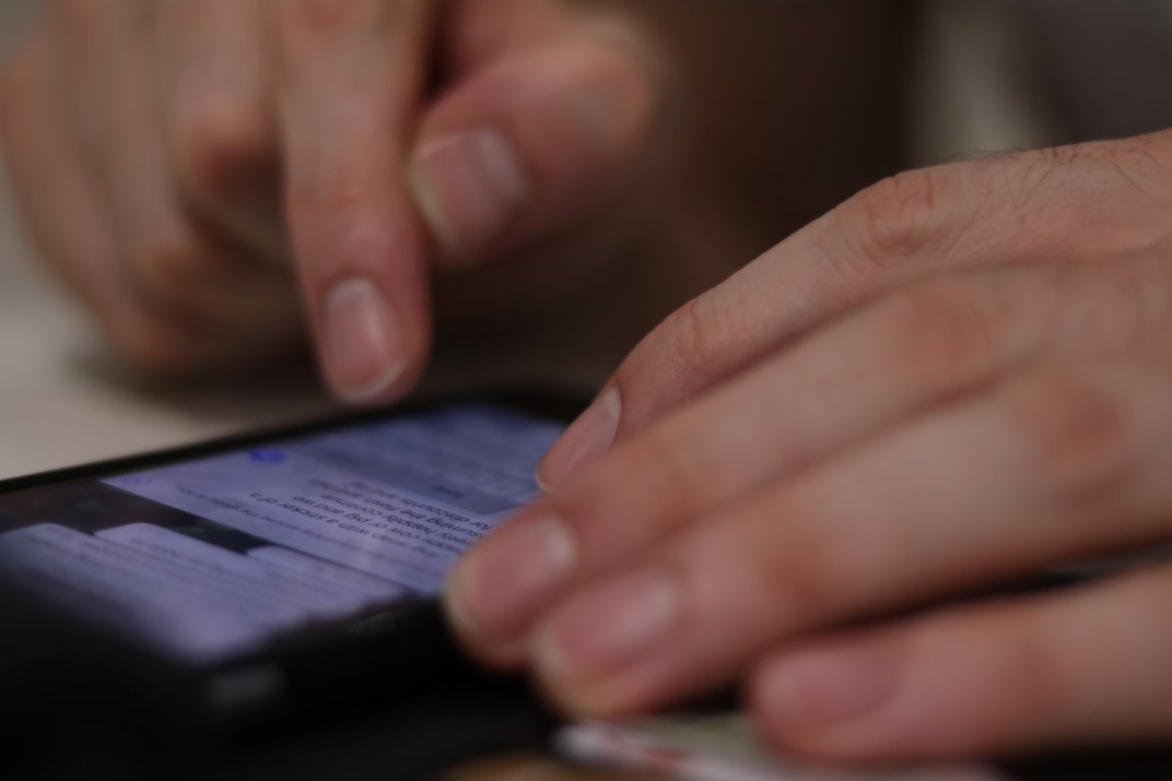 (Foto de ARCHIVO)
Persona revisando mensajes en un teléfono móvil.

REMITIDA / HANDOUT por UNSPLASH/CC/ALICIA CHRISTIN GERALD
Fotografía remitida a medios de comunicación exclusivamente para ilustrar la noticia a la que hace referencia la imagen, y citando la procedencia de la imagen en la firma
01/1/1970