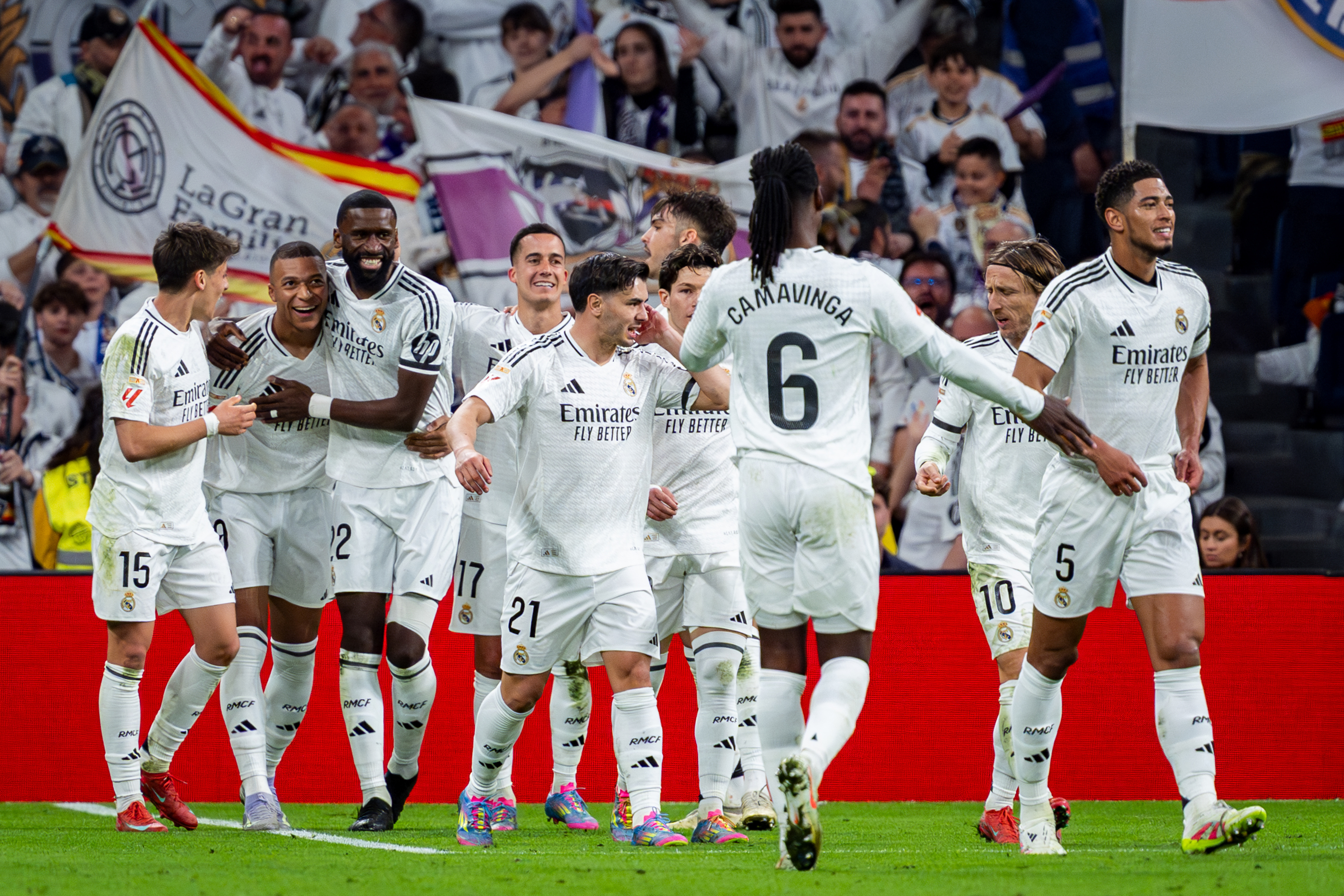 Los jugadores del Real Madrid celebran un gol.