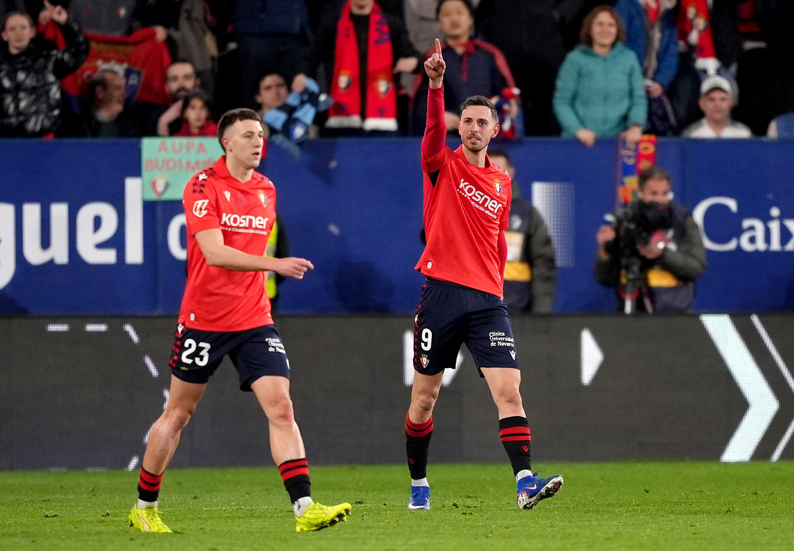 Osasuna tumba al líder y frena al Real Madrid en El Sadar