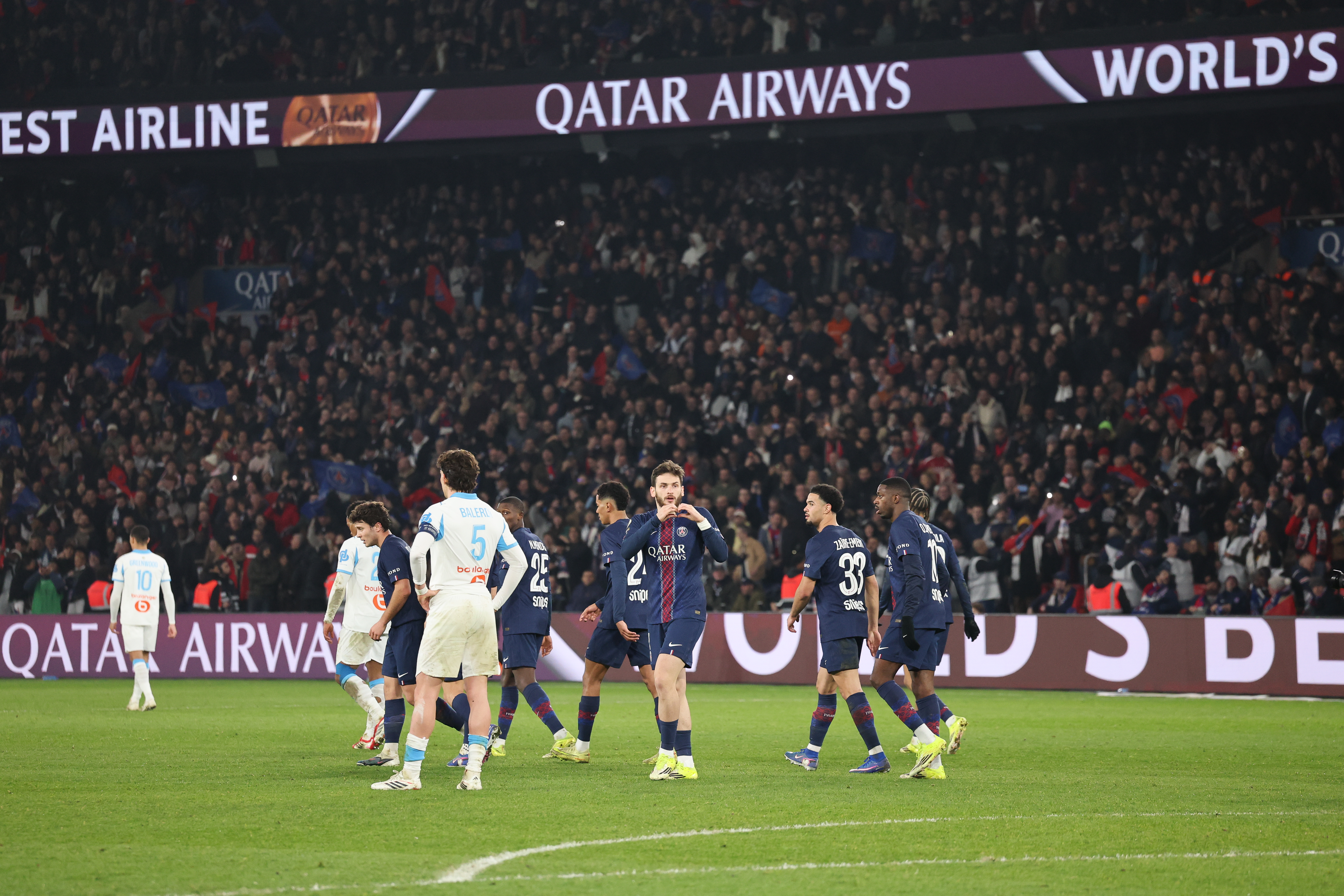 El PSG coqueteó con el colapso, pero ya está en octavos