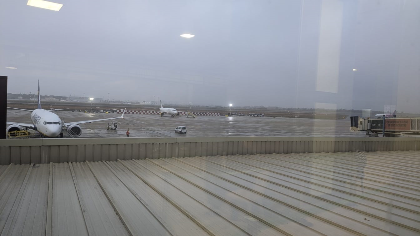 El avión que llevaba pacientes de Hantavirus aterriza en Valencia sin ...